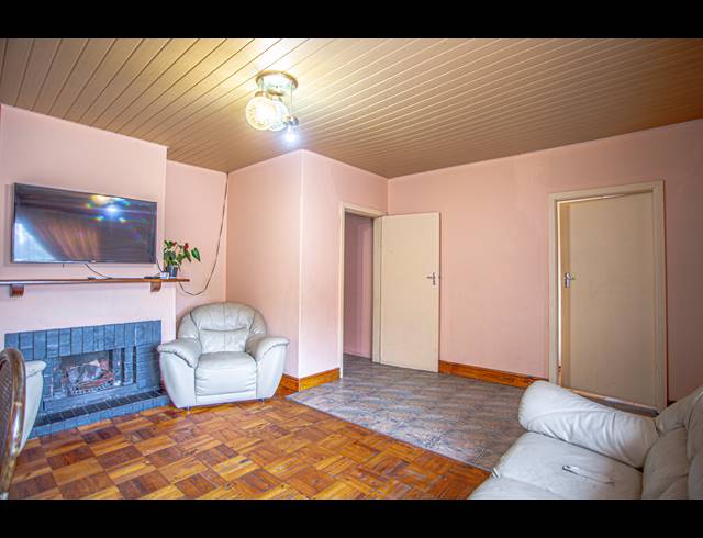 4 BEDROOM FREEHOLD FOR SALE IN THORNTON